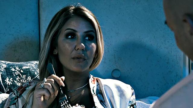 Insatiable bimbo cuntslammed