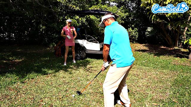 Блондинка с маленькой грудью дрочит на свежем воздухе и дразнит киску на поле для гольфа.