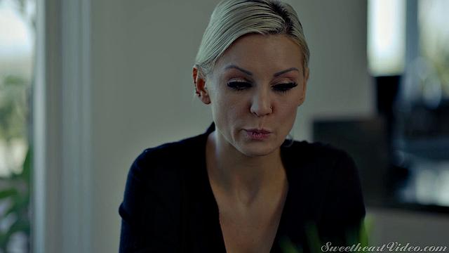 похотливая мачеха лижет киску взрослой падчерицы