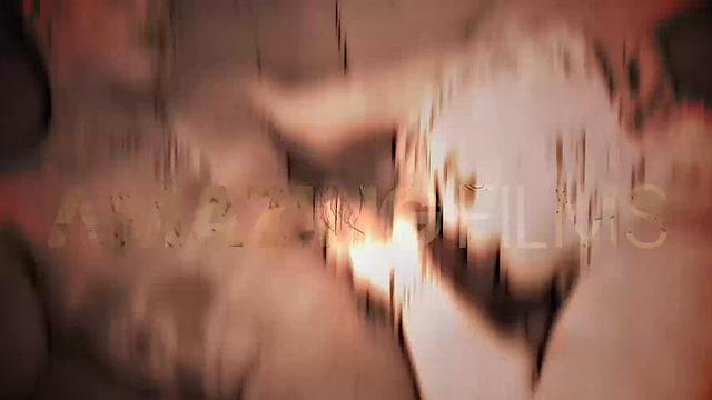 токио гудит: татуированная брюнетка скачет и сносит башню