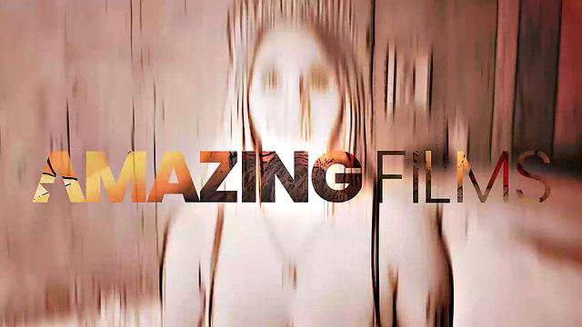 токио гудит: татуированная брюнетка скачет и сносит башню