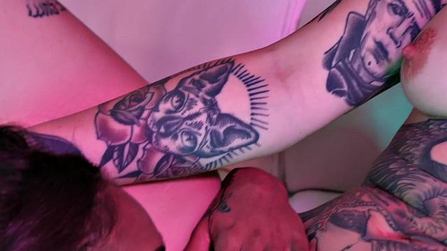 Ebony lez eats pussy of tattooed queer at home