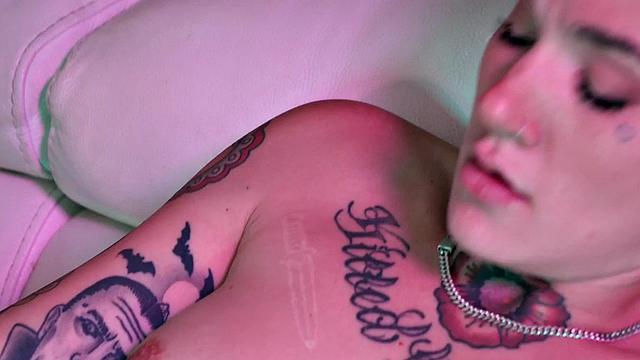 Ebony lez eats pussy of tattooed queer at home