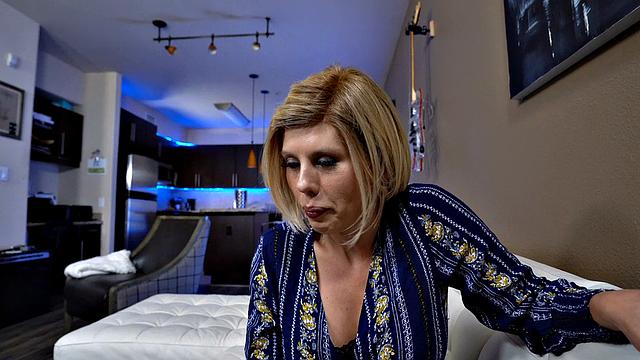 модная мачеха решила проблему сына в постели