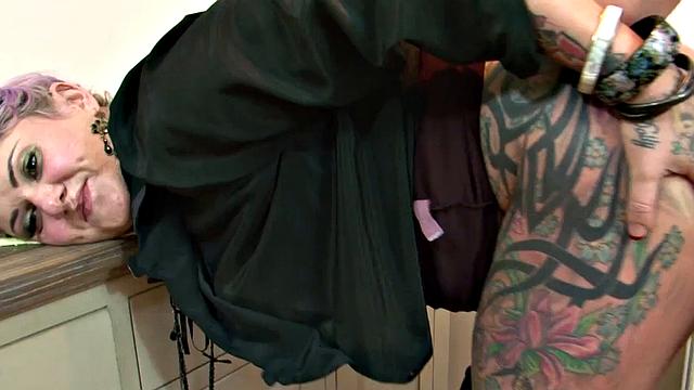 Tallulah Tease берет член глубоко в себя