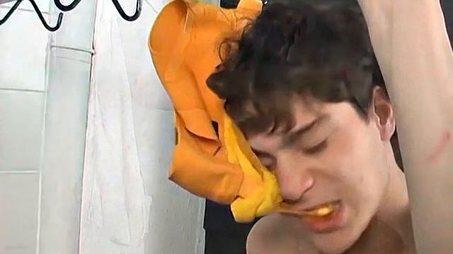 Джо Зен и Сантьяго Масур отрываются в раздевалке: языки наружу, члены твёрдые