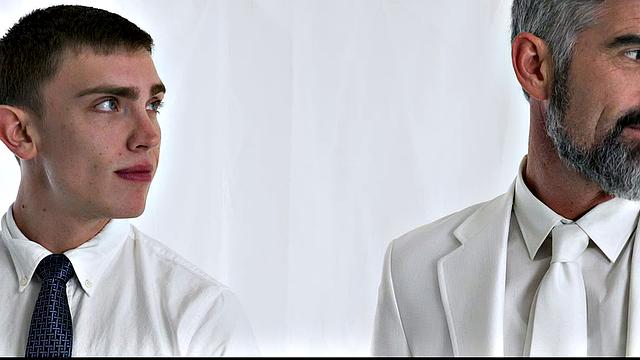 священник жёстко трахает двух послушных миссионеров