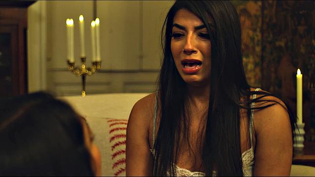 брюнетка и блондинка трахаются с призраком бывшего и другом в гостиной