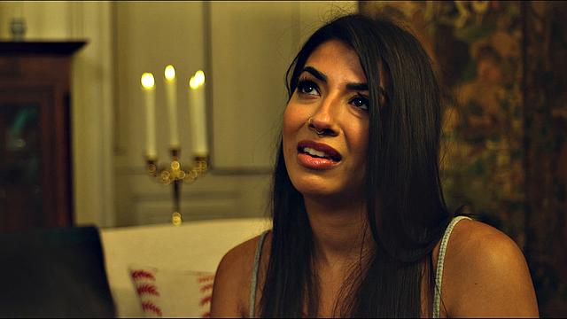 брюнетка и блондинка трахаются с призраком бывшего и другом в гостиной