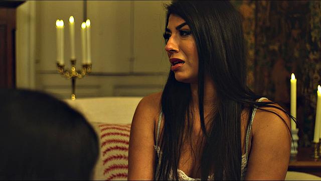 брюнетка и блондинка трахаются с призраком бывшего и другом в гостиной