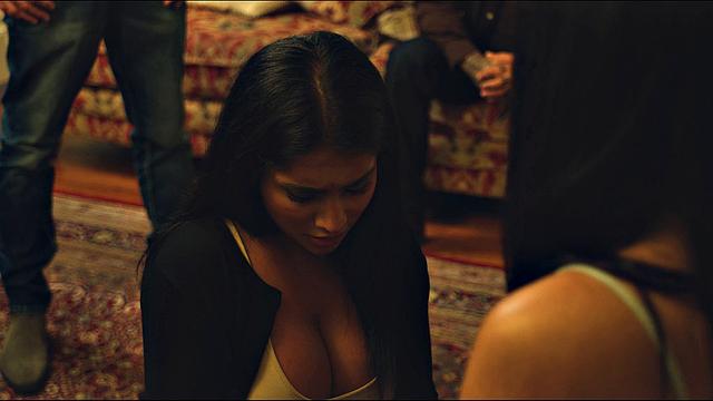 брюнетка и блондинка трахаются с призраком бывшего и другом в гостиной