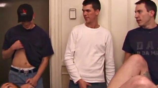 Восемь парней дрочат