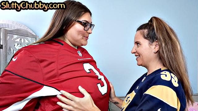 Полненькая зрелая проверяет любовницу голой перед мужем-куколдом.