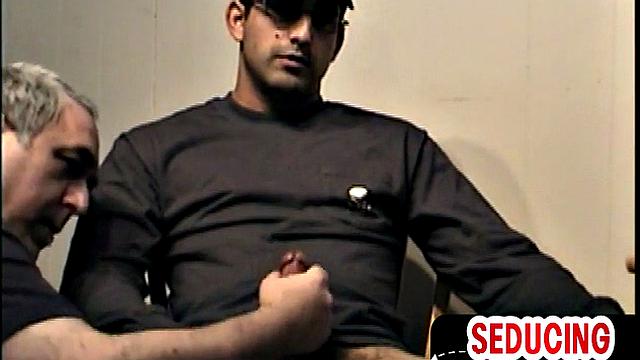 волосатый мужик в очках дрочит и жадно сосёт