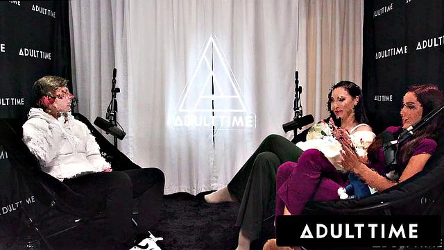 Мелисса Страттон и Ванна Бардо страстно ласкают друг другу зрелые тела и не могут остановиться от удовольствия, пока обсуждают на подкасте свои желания.