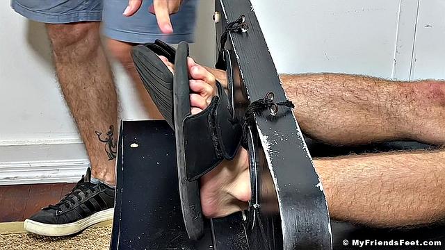Чад: настоящий щекотливый парень?
