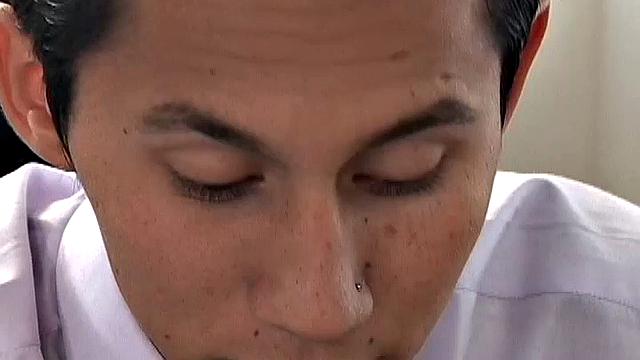 Эдуардо и Сантьяго трахаются и делают минет на офисном столе