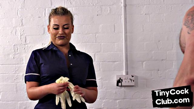 Muscled tiny dude got handjob