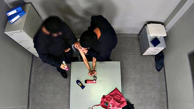 Секьюрити жёстко трахает чешскую татуированную красотку