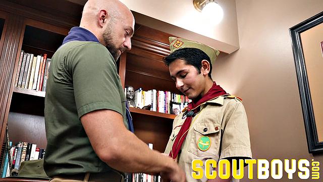 Скаут Дэмиен сосёт и получает римминг в форме