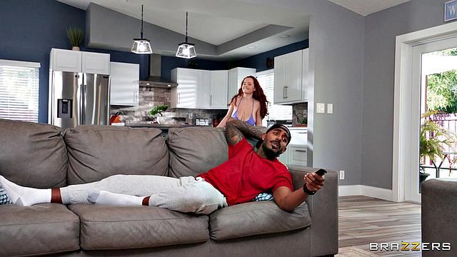 две ненасытные соседки сцепились за парня и устроили дикий тройничок