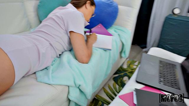 Алекс Ледженд учит Иззи Лаш страстному сексу: рука, рот, позы и кайф до конца.