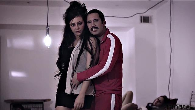 Томми Пистол заводит взрослую команду - сегодня девочки делают глубокий минет и просят добавки, как всегда в его компании!