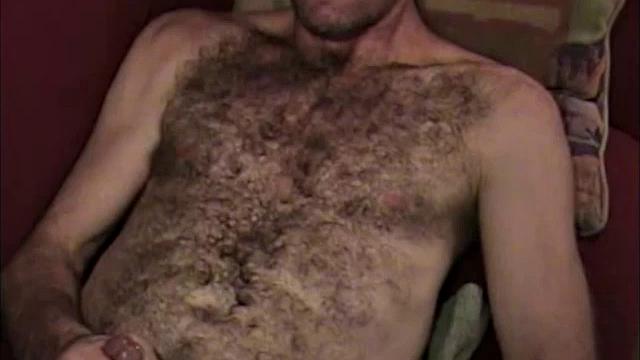 волосатая семья мужиков жадно сосёт член друг другу