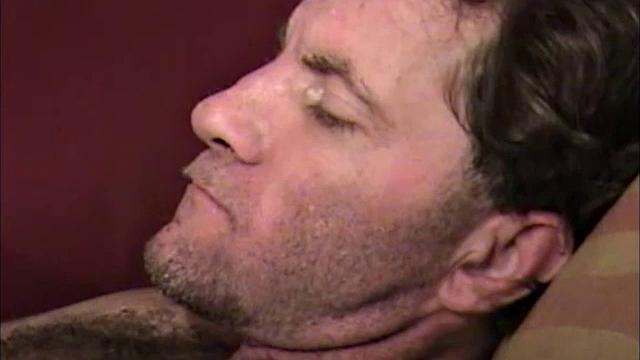 волосатая семья мужиков жадно сосёт член друг другу