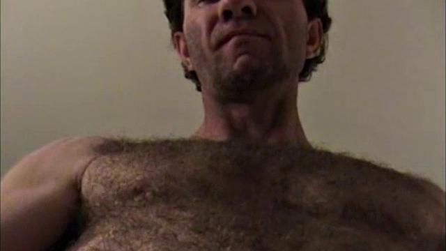 волосатая семья мужиков жадно сосёт член друг другу