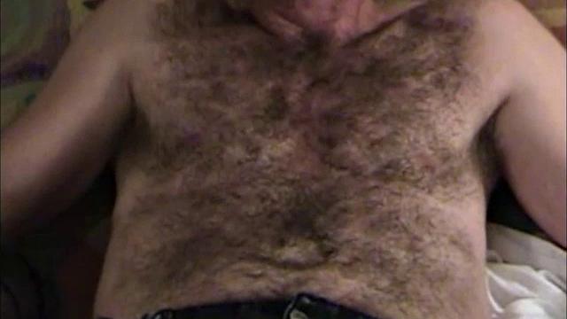 волосатая семья мужиков жадно сосёт член друг другу
