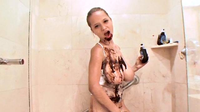 Пэрис Милан натирает тело шоколадом в душе