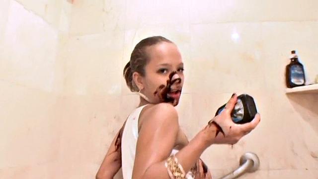 Пэрис Милан натирает тело шоколадом в душе