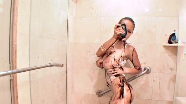 Пэрис Милан натирает тело шоколадом в душе