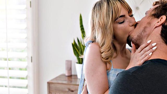 миниатюрная красотка - сперва ласки языком, потом бурный трах от бойфренда