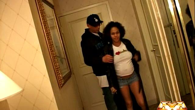 Pregnant Ebony Gets Licked