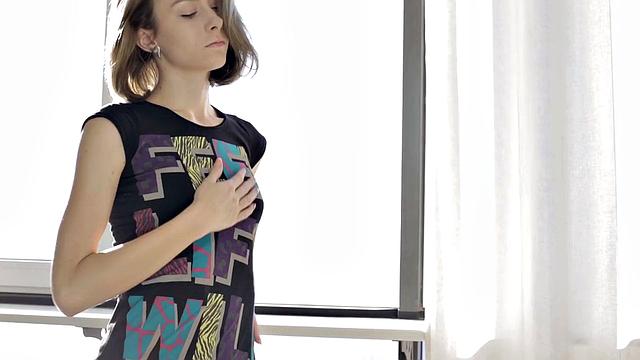 Взрослая красавица получает массаж с сексом от мужчины в салоне эротики.