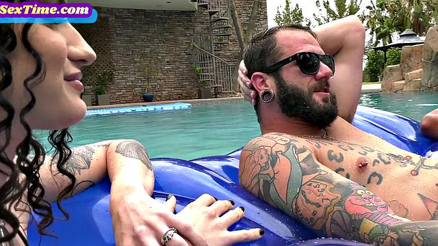 Bisexuals love fucking nympho in tight pussy hole