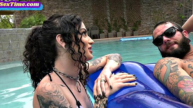 Bisexuals love fucking nympho in tight pussy hole