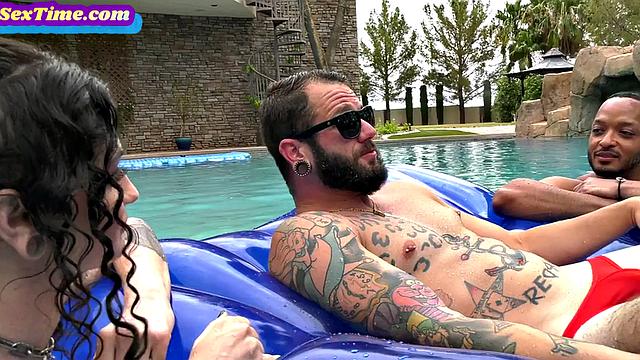 Bisexuals love fucking nympho in tight pussy hole