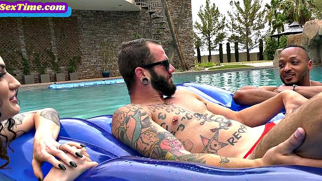 Bisexuals love fucking nympho in tight pussy hole