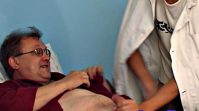 Older man riding twink bareback after getting blown duo