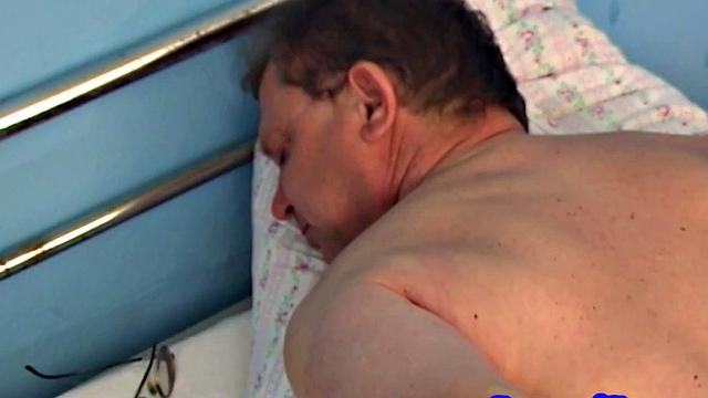 Зрелый мужик трахается без резинки и раздвигает жопу для парня