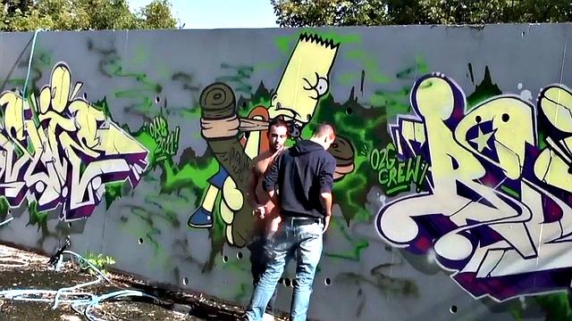 европейские парни делают минет на улице