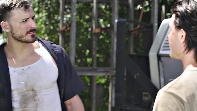 Три мачо по полной жарят спортсмена на жёстком посвящении