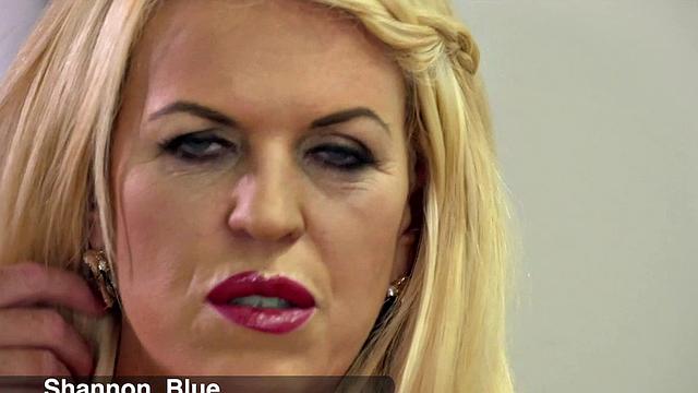 мамка шеннон блю не сдерживает себя с огромным дилдо