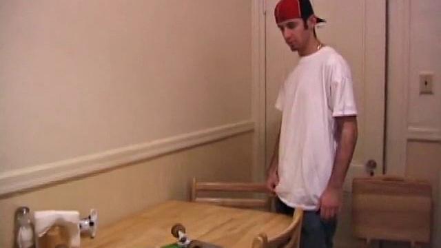 tag дрочит на столе и кончает себе на лицо