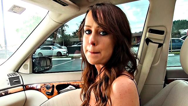 Честити Грин соблазняет Тайлера Стила на собеседовании в топлес-ресторане