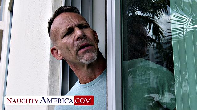 Сиси Роуз устраивает жесткий секс с соседом без обязательств.