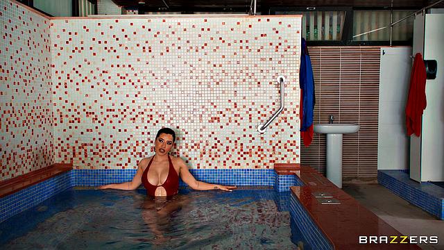 пышная брюнетка трахается с двумя парнями в спа